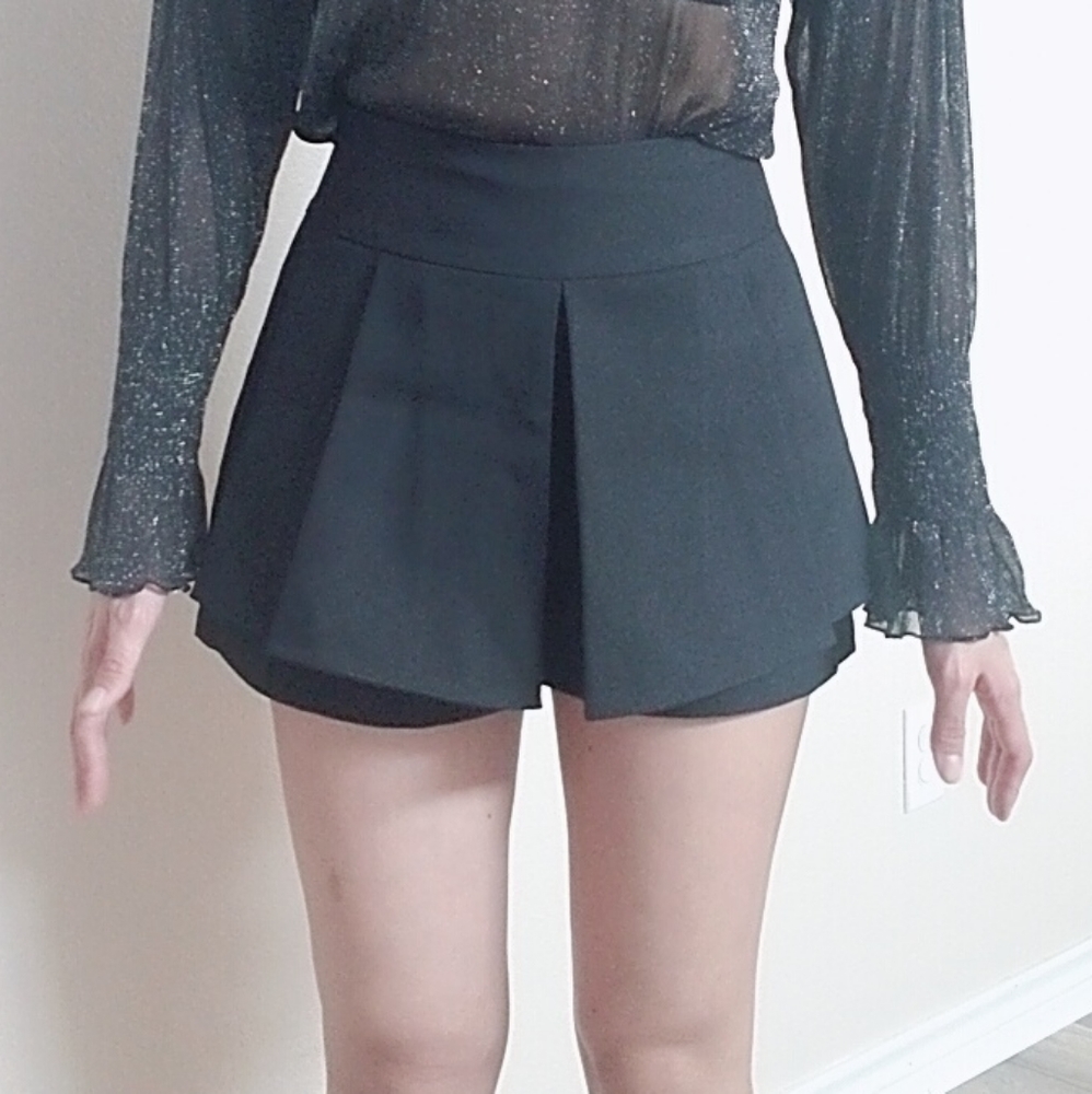 Black pleated mini skorts